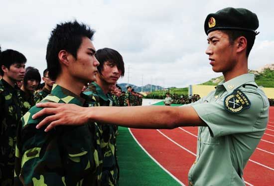 沈阳军区雷锋班副班长徐铭晨在给山东248cc永利集团大一新生进行军训