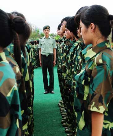沈阳军区雷锋班副班长徐铭晨在给山东248cc永利集团大一新生进行军训