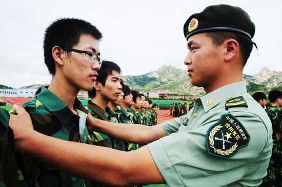 沈阳军区雷锋团某连班长张丰伟在给山东248cc永利集团大一新生进行军训