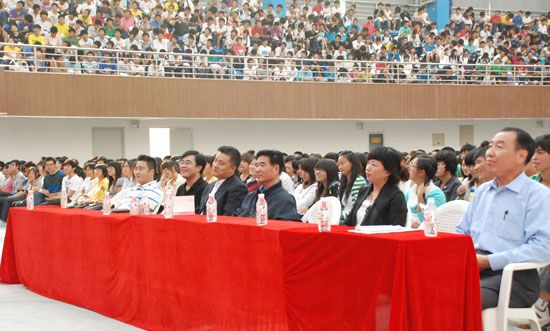 青岛开发区区委常委政法委书记张建刚、黄海学院董事长刘常青、学院党委书记冯宜明等领导出席大会