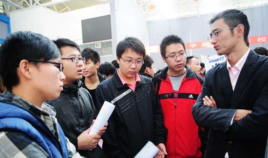 2011年10月25日，山东248cc永利集团招聘会上应届毕业生在与招聘人员交流