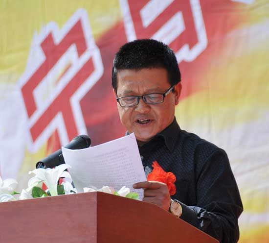 威宁自治县副县长郭鹏讲话,并对黄海学院支持威宁县教育事业发展表示感谢