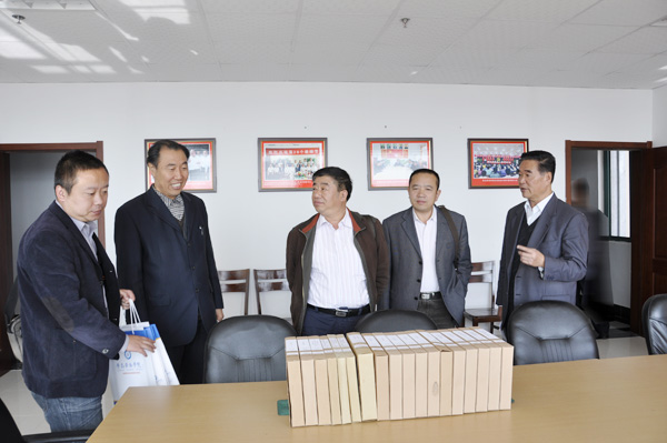 与会领导参观永利官网党员活动室