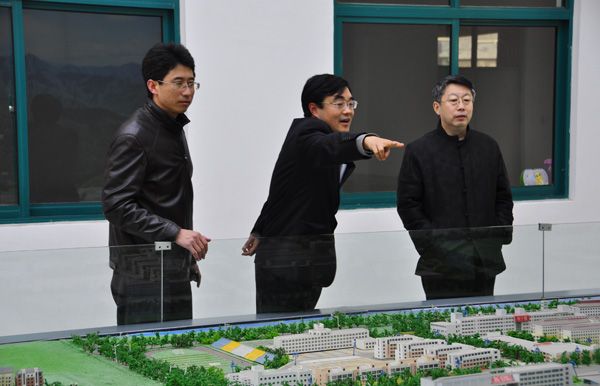 领导们在参观永利官网规划沙盘