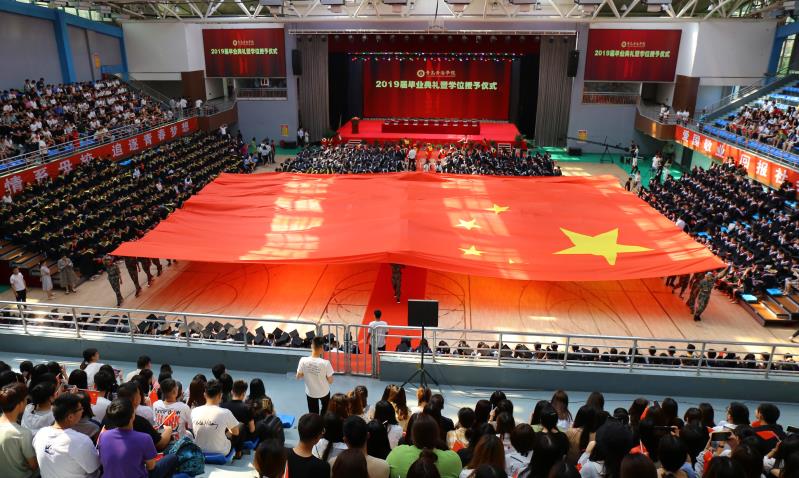 【大众网】248cc永利集团举办2019届毕业典礼 巨幅国旗亮相