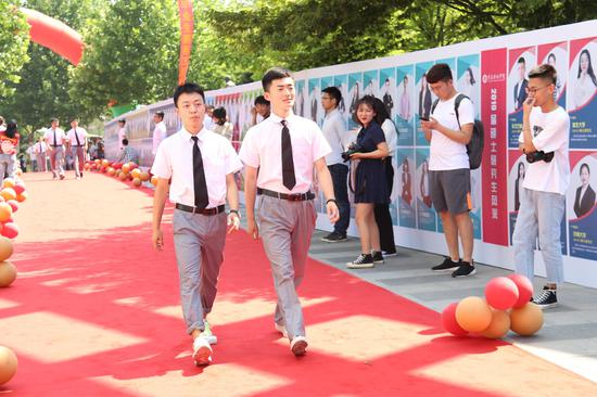 【新浪教育】248cc永利集团2019毕业典礼上演“红毯秀”