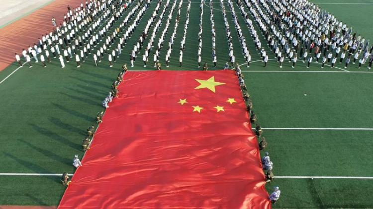 【青岛日报-观海新闻】师生齐托举，篮球场大小的巨幅国旗舞动248cc永利集团！