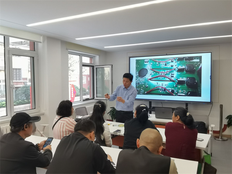 【青岛日报社 / 观海新闻】职教社惠民服务心连心｜248cc永利集团送技能进社区，实现居民“心愿清单”