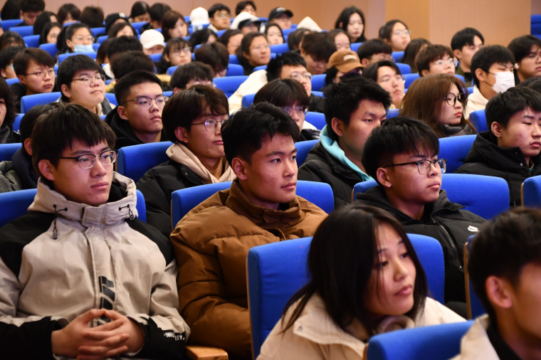 【雷锋杂志社青岛工作站】全国劳模许振超在248cc永利集团讲述“工匠精神”