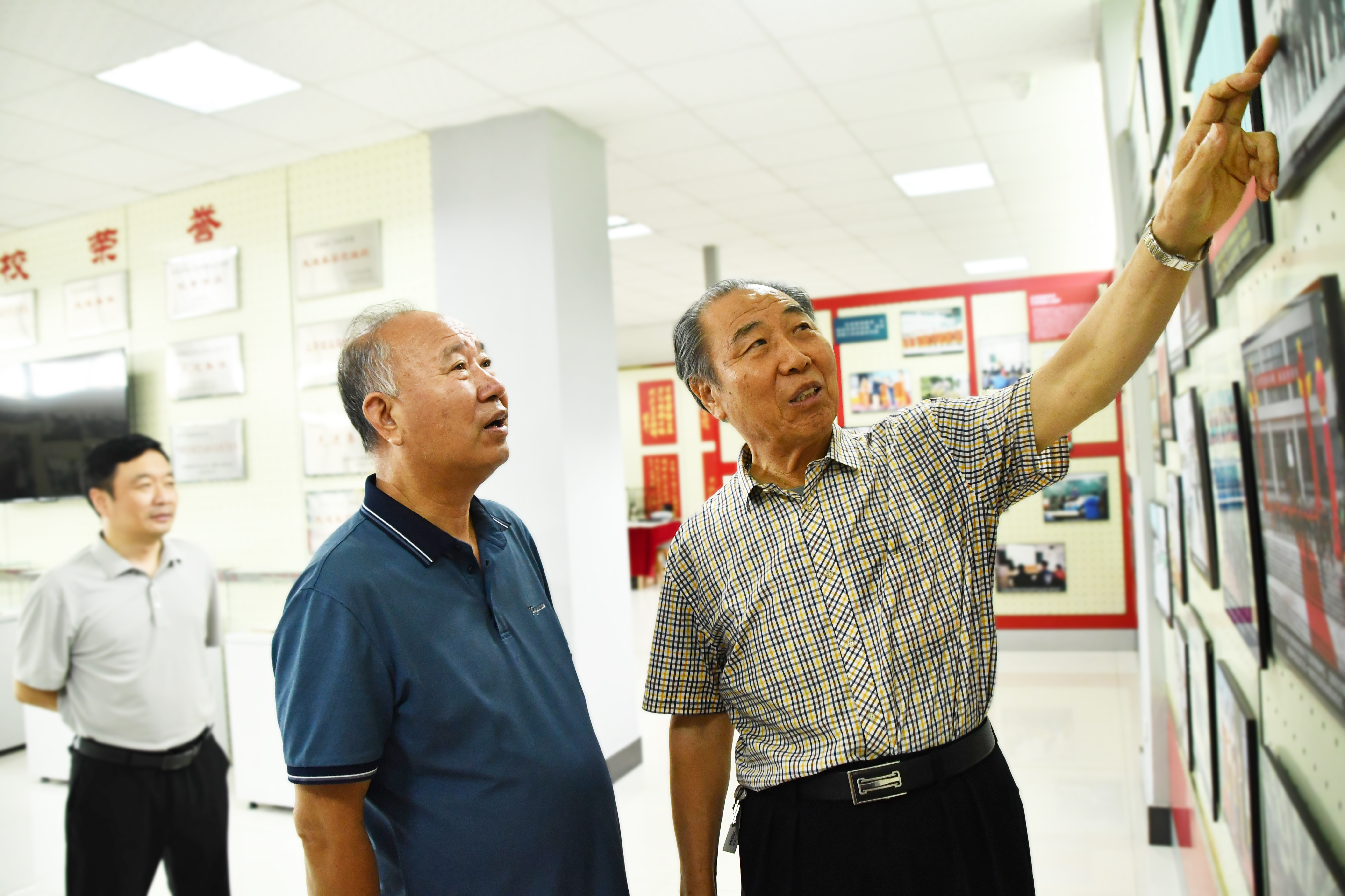 248cc永利集团向《雷锋》杂志社赠送书法作品