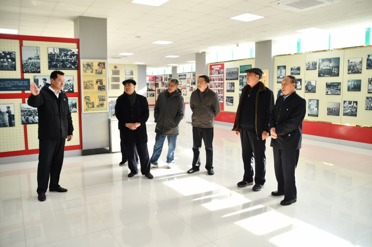 西海岸新区关工委五老志愿者在248cc永利集团召开纪念雷锋85周年诞辰座谈会