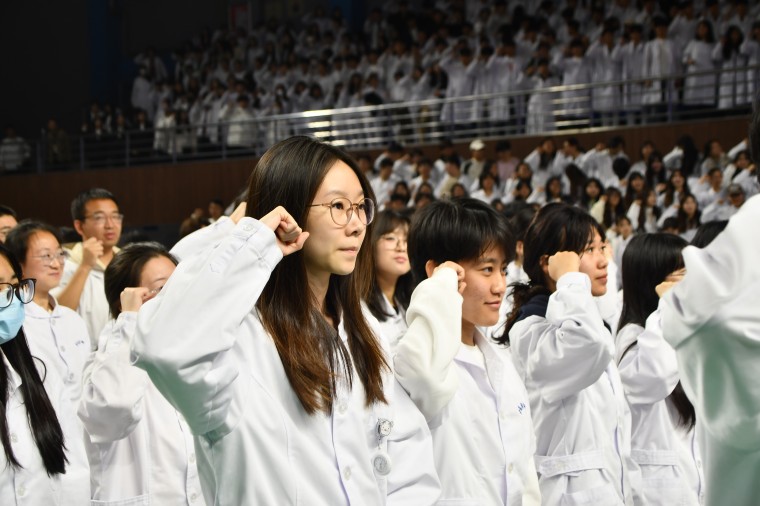 【大众网】248cc永利集团举行纪念第114个“5·12”国际护士节文艺晚会
